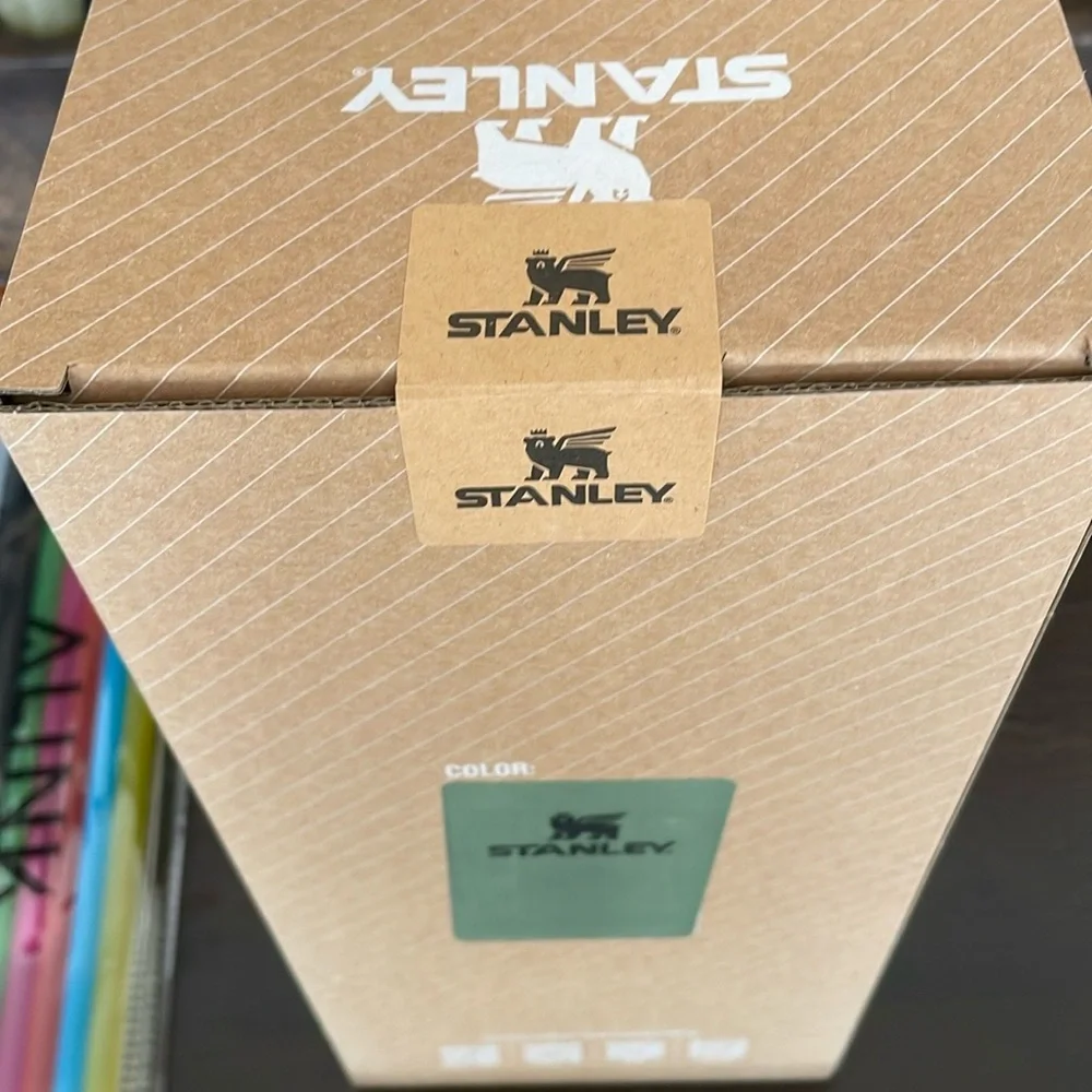 🌟HOST PICK🌟NIB “Stanley” Stunning Green Color with a 12 pack of straws/2brushes - Picture 4 of 9